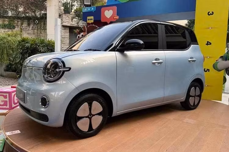 Hệ thống treo trước của xe là MacPherson, trong khi phía sau là lò xo cuộn liên kết ba điểm. Xe được trang bị phanh đĩa trên cả bốn bánh, đi cùng bộ mâm thép 13 inch kết hợp ốp vành trang trí và lốp Linglong kích thước 155/70 R13.