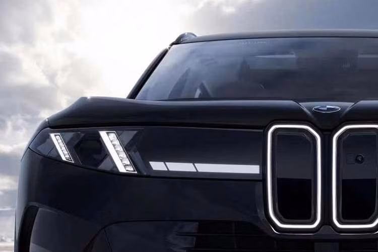 Khi BMW giới thiệu các phiên bản trục cơ sở dài của i3 và iX3 tại thị trường Trung Quốc vào hồi đầu năm nay, hãng đã loại bỏ tay nắm cửa ẩn dạng bật ra vốn được sử dụng trên các phiên bản toàn cầu, nhằm đáp ứng các quy định tại thị trường tỷ dân này. Tuy nhiên, BMW X5 L và iX5 L 2026 không cần thay đổi như vậy, vẫn giữ thiết kế tay nắm tích hợp trên cột xe, tương tự cách bố trí của Ford Mustang Mach-E.
