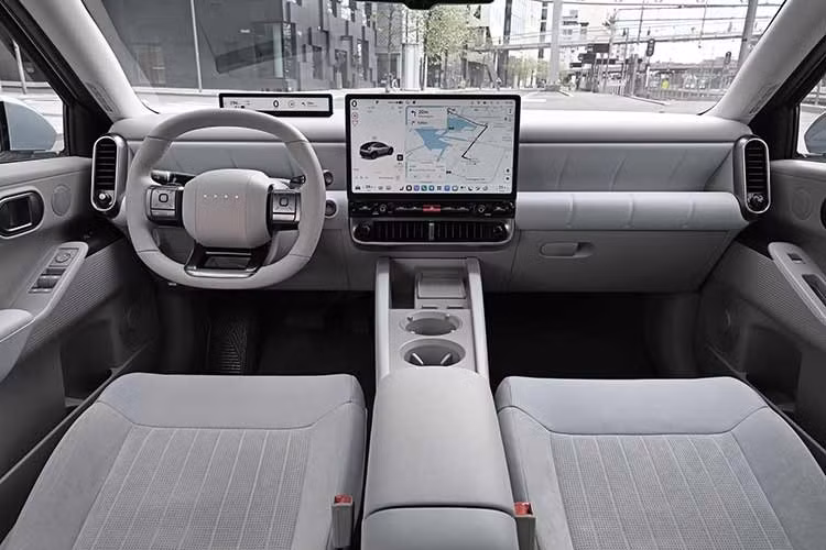 Hyundai hiện chưa công bố kích thước chính thức của Kona thế hệ mới. Tuy nhiên, xe nhiều khả năng sẽ lớn hơn trước, tương tự xu hướng của Kia Seltos có cùng nền tảng cơ khí với chiều dài 4.430 mm. Trong khi đó, Hyundai Creta dài 4.330 mm và con số tương ứng của Kona thế hệ hiện tại là 4.350 mm.