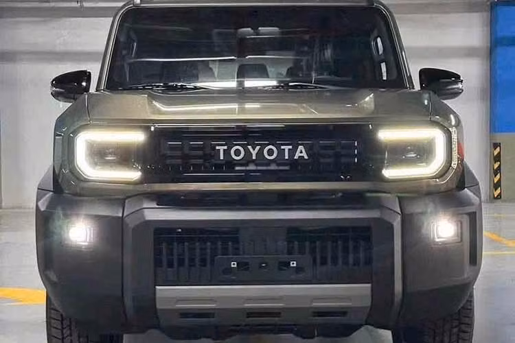 Land Cruiser FJ được phát triển dưới mã dự án “500D”, sử dụng nền tảng IMV0 với cấu trúc body-on-frame tương tự Hilux Champ. Tuy nhiên, điểm khác biệt đáng chú ý nằm ở cấu hình trục cơ sở ngắn SSWB (Super Short Wheelbase), giúp chiếc SUV này linh hoạt hơn trong điều kiện đô thị mà vẫn duy trì khả năng off-road đặc trưng.