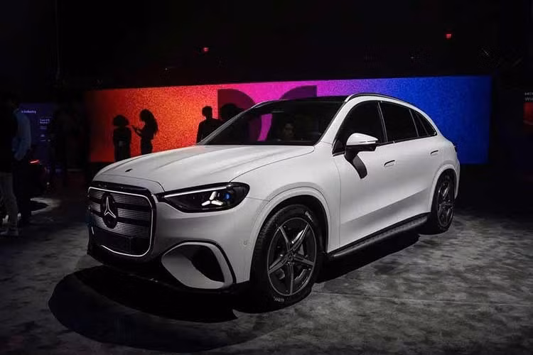 Trước khi GLC thế hệ mới được bán ở Việt Nam, dòng SUV hạng sang này sẽ đón nhận một tân binh mang tên 350e 4Matic. Đây là phiên bản dùng động cơ hybrid sạc điện (PHEV), dự kiến ra mắt Việt Nam vào cuối năm nay với giá bán khoảng 3 tỷ đồng.