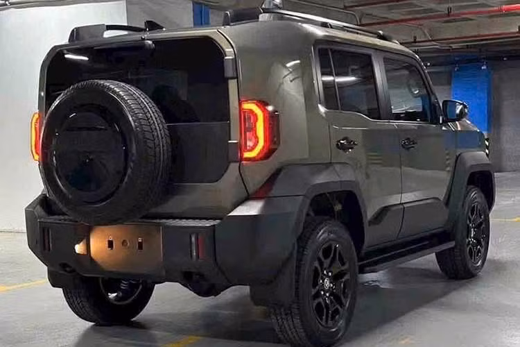 Toyota Land Cruiser FJ 2026 tại Việt Nam được trang bị động cơ xăng 2.7L, đi kèm hộp số tự động 6 cấp và hệ dẫn động 4x4 linh hoạt mọi địa hình. Tại thị trường Thái Lan, Toyota Land Cruiser FJ 2026 có giá khởi điểm 1.269.000 Baht (tương đương 1 tỷ đồng).