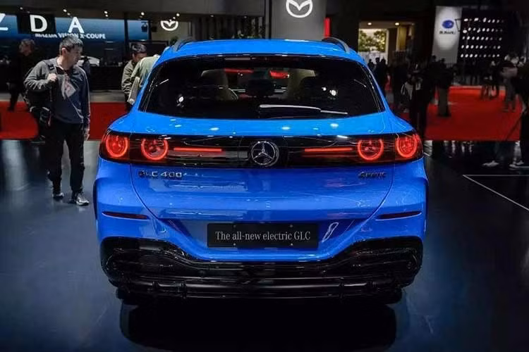 Khác với xe đang bán ở Việt Nam, Mercedes-Benz GLC thế hệ mới đã chuyển sang dùng hệ truyền động thuần điện. Trong đó, GLC 400 4Matic được trang bị mô-tơ điện mạnh 483 mã lực và hệ dẫn động 4 bánh toàn thời gian. Kết hợp với mô-tơ điện là pin pin lithium-ion 94 kWh, cung cấp phạm vi di chuyển 713 km theo chu trình WLTP. Ngoài ra, xe còn hỗ trợ sạc nhanh DC công suất lên tới 330 kW, cho phép chạy thêm 300 km chỉ sau 10 phút sạc.