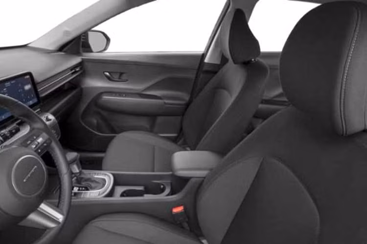 Tùy từng thị trường, dải động cơ của Hyundai Kona 2027 có thể bao gồm máy xăng hút khí tự nhiên, dung tích 2.0L; động cơ tăng áp 1.6L; và hệ truyền động hybrid với máy xăng 1.6L. Bên cạnh đó là các cấu hình dẫn động cầu trước hoặc 4 bánh.