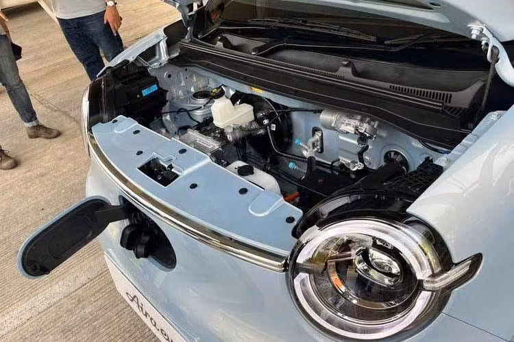 Mẫu xe điện mini Wuling Aira EV 2026 còn được hỗ trợ cả sạc AC và sạc nhanh DC, đáp ứng nhu cầu sử dụng hàng ngày cũng như các chuyến đi xa. Theo Wuling Motors, mẫu xe này sẽ chính thức ra mắt nhân dịp kỷ niệm 9 năm hoạt động của hãng tại Indonesia