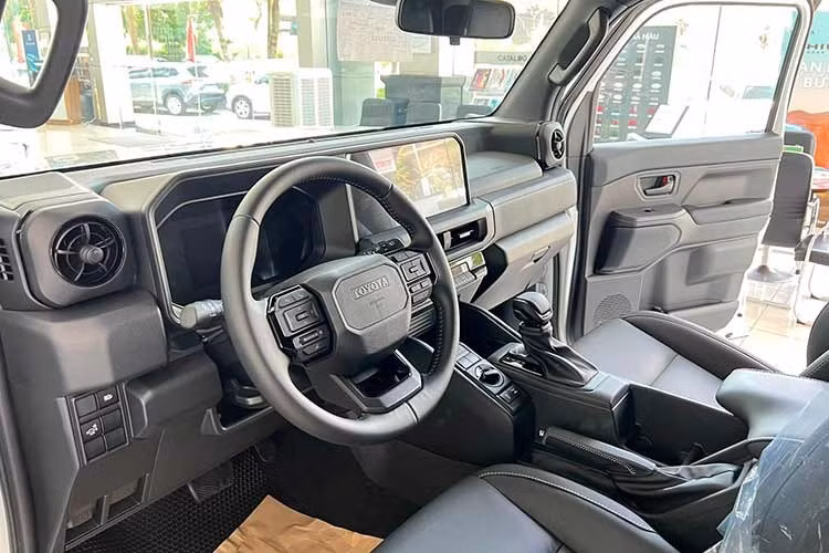 Bên trong cabin, Land Cruiser FJ hướng đến sự đơn giản và bền bỉ với tông màu đen chủ đạo. Nội thất được trang bị các tiện ích cơ bản như vô-lăng bọc da chỉnh 4 hướng, ghế lái chỉnh điện, điều hòa tự động hai vùng và hệ thống lọc bụi PM2.5.