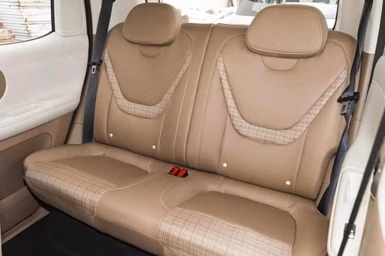Nằm dưới nắp capo của Wuling Aira EV là mô-tơ điện đặt phía sau, sản sinh công suất tối đa 40 mã lực. Xe đi kèm bộ pin lithium sắt phosphate (LFP) dung lượng 25,1 kWh, cho phạm vi hoạt động tối đa 300 km sau mỗi lần sạc đầy theo tiêu chuẩn CLTC.