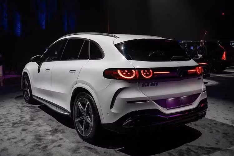 Những điểm nhấn còn lại của Mercedes-Benz GLC thế hệ mới gồm hệ thống treo khí nén Airmatic như trên S-Class, đi kèm hệ thống đánh lái bánh sau và kiểm soát treo thông minh, mang lại sự êm ái vượt trội. Hệ thống này còn kết nối với hạ tầng giao thông để dự đoán và phản ứng với mặt đường gồ ghề.