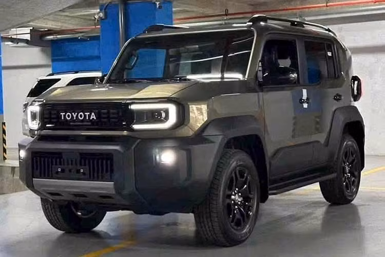 Trước đó, một số tư vấn bán hàng của các đại lý Toyota tại Việt Nam đã thông báo nhận cọc mẫu Land Cruiser FJ 2026. Xe sẽ được nhập khẩu nguyên chiếc từ Thái Lan.Theo thông tin từ tư vấn bán hàng, Toyota Land Cruiser FJ sẽ có mức giá dự kiến khoảng 1,2 tỷ đồng.
