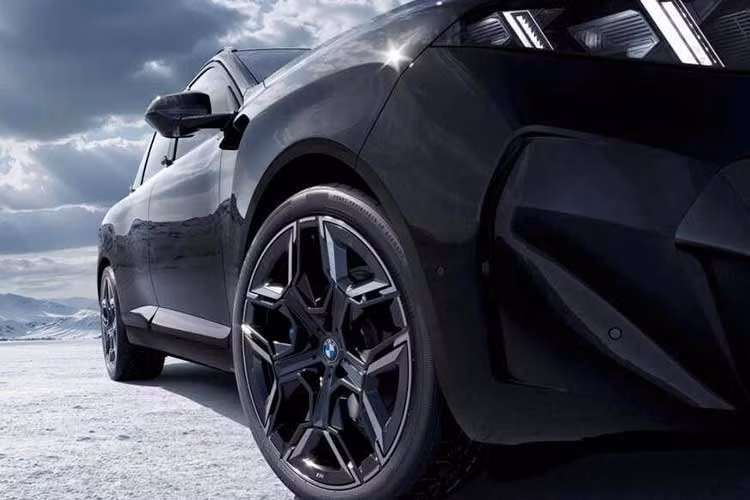 Ngoài tay nắm cửa, BMW X5 L và iX5 L 2026 còn được bổ sung họa tiết nhận diện mới gần cột C cùng thiết kế mâm xe khác biệt. Trang bị tiêu chuẩn của xe gồm có dải đèn LED định vị ban ngày với đồ họa dạng chéo thay vì hình chữ X như phiên bản toàn cầu. Tuy nhiên, kiểu đèn này chỉ được cung cấp dưới dạng trang bị tùy chọn.