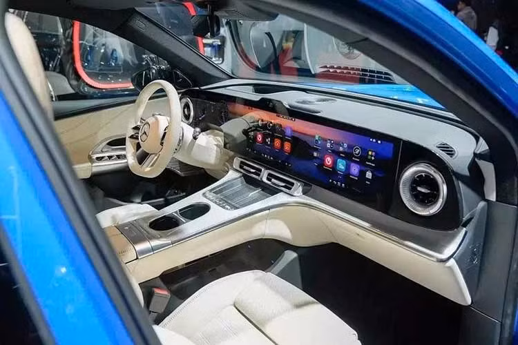Bên trong của mẫu xe SUV Mercedes-Benz GLC thế hệ mới là không gian nội thất sang trọng và công nghệ cao. Tại đây, xe sở hữu màn hình MBUX Hyperscreen liền mạch với kích thước 39,1 inch (99,3 cm), kéo dài hết bề ngang mặt táp-lô.
