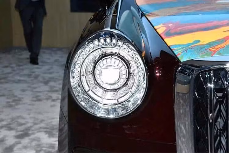 Hongqi là thương hiệu xe sang trực thuộc tập đoàn quốc doanh FAW. Nổi tiếng với việc sản xuất các mẫu xe limousine phục vụ các nhà lãnh đạo Trung Quốc từ thời cố Chủ tịch Mao Trạch Đông đến ông Tập Cận Bình, Hongqi đã dành nhiều năm qua để tái định vị, hướng đến phân khúc xe cao cấp, hạng sang và siêu sang.