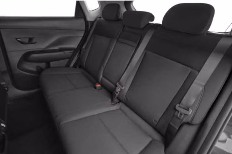 Hyundai cũng có thể sẽ tiếp tục duy trì phiên bản thuần điện, đồng thời bổ sung biến thể sử dụng hệ truyền động mở rộng phạm vi hoạt động EREV cho Kona mới. Ngoài ra, cũng có thông tin cho rằng nền tảng khung gầm của mẫu SUV mới sẽ được chia sẻ với thế hệ tiếp theo của Chevrolet Tracker theo thỏa thuận hợp tác giữa Hyundai và General Motors.