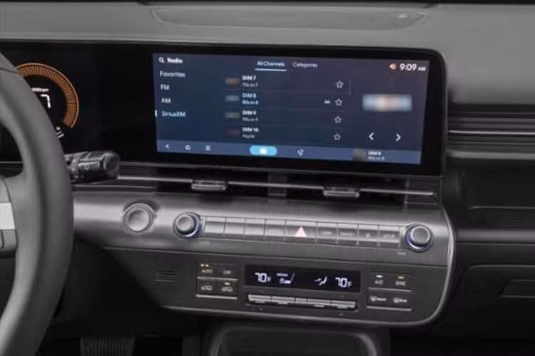 Hệ thống này sử dụng nền tảng giải trí Pleos Connect mới của Hyundai, được phát triển trên hệ điều hành Android của Google. Hyundai cũng không loại bỏ hoàn toàn các nút bấm vật lý mà tiếp tục duy trì các phím điều khiển dành cho những chức năng quan trọng. Nội thất cũng được kỳ vọng sẽ rộng rãi hơn nhờ kích thước tổng thể tăng lên, mang lại nhiều không gian cho hành khách và hành lý.