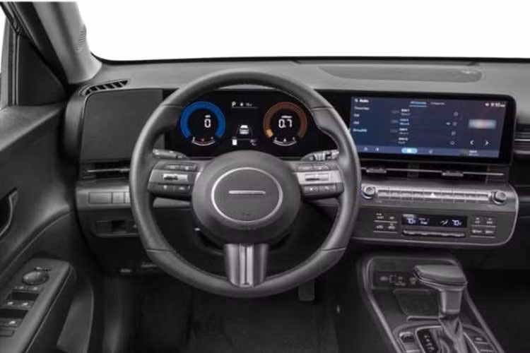Việc gia tăng kích thước có thể giúp Hyundai Kona củng cố vị trí nằm giữa phân khúc SUV cỡ B và cỡ C tại châu Âu, lấp khoảng trống giữa Bayon và Tucson. Các đối thủ của mẫu xe này sẽ bao gồm Volkswagen T-Roc, Toyota C-HR, Honda HR-V và Mazda CX-30. Bên trong, mẫu SUV nhà Hyundai nhiều khả năng sẽ được trang bị buồng lái kỹ thuật số với màn hình kích thước lớn hơn, tương tự Ioniq 3.