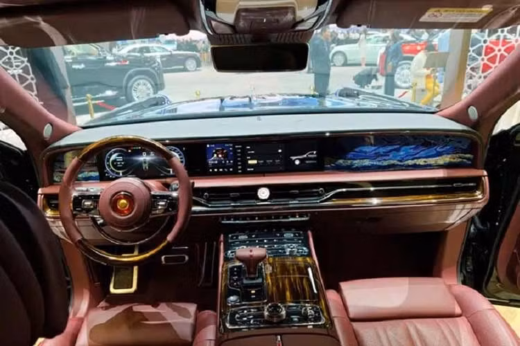 Hongqi không hướng tới việc cạnh tranh bằng công suất động cơ hay thành tích trên đường đua Nürburgring. Thay vào đó, hãng tập trung khai thác các giá trị văn hóa, tay nghề thủ công và bản sắc dân tộc Trung Quốc. Tại Triển lãm Ô tô Bắc Kinh, Chủ tịch FAW, ông Qiu Xiandong mô tả Golden Sunflower Guoli là "một tác phẩm nghệ thuật thể hiện sự tự tin về văn hóa".