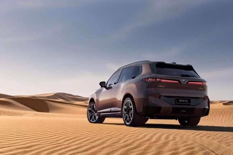 Về vận hành, BMW chưa công bố đầy đủ thông số kỹ thuật nhưng nhiều khả năng X5 L sẽ có phiên bản 40L sử dụng động cơ I6 3.0L tăng áp B58 kết hợp hệ thống mild-hybrid 48V, sản sinh khoảng 400 mã lực và 540 Nm mô-men xoắn, đi kèm hộp số tự động ZF 8 cấp.