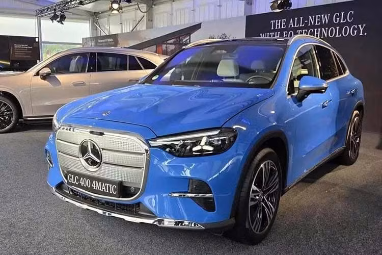 Mẫu xe SUV GLC hiện vẫn là một trong những dòng ôtô bán chạy nhất của thương hiệu Mercedes-Benz tại Việt Nam. Do đó, không có gì bất ngờ khi thương hiệu ngôi sao 3 cánh muốn nhanh chóng đưa các phiên bản mới của dòng SUV hạng sang này về Việt Nam.