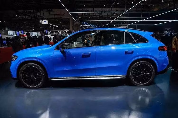 Hiện một số đại lý Mercedes-Benz tại Việt Nam đã bắt đầu nhận cọc cho GLC thế hệ mới dù xe dự kiến phải chờ đến năm sau mới ra mắt. Theo thông tin từ đại lý, phiên bản mở bán của dòng SUV hạng sang này ở Việt Nam là Mercedes-Benz GLC 400 4Matic, dự kiến có giá khoảng 3,399 tỷ đồng.