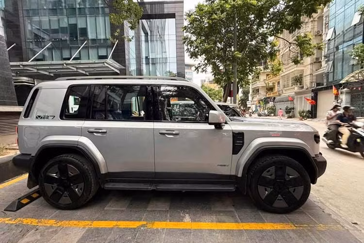 Xe theo đuổi phong cách việt dã với thiết kế hình khối góc cạnh. Chi tiết lốp dự phòng treo phía sau mang đậm nét đặc trưng của các dòng xe địa hình cổ điển. Mẫu SUV này được trang bị tùy chọn mâm hợp kim kích thước từ 19 đến 21 inch.