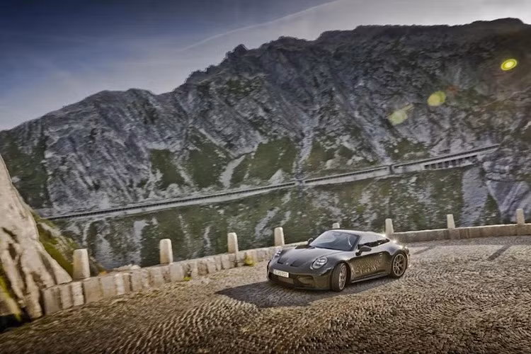 Thông báo của Porsche không nêu giá bán cho 100 khách hàng may mắn ở châu Âu, nhưng những chi tiết đặc biệt chắc chắn sẽ làm tăng thêm đáng kể giá niêm yết 211.200 euro của phiên bản Touring tiêu chuẩn.