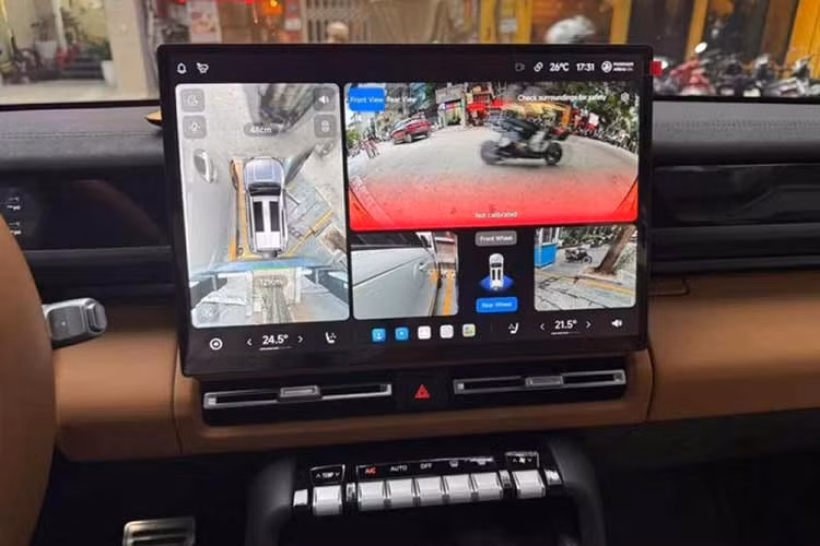 Trang bị an toàn trên xe bao gồm 6 túi khí, hệ thống camera quan sát 540 độ cùng gói công nghệ hỗ trợ lái chủ động ADAS. Không rõ khi về Việt Nam xe được trang bị hệ truyền đồng gì, tại Indonesia, V27 được trang bị hệ truyền động EREV.