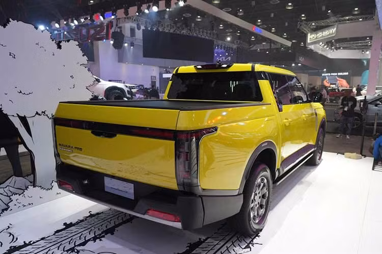 Theo hồ sơ được LTO công bố, Navara Pro PHEV có tải trọng hàng hóa ròng 865 kg. Con số này cao hơn mức 490 kg được Nissan Trung Quốc công bố cho Navara Pro tại thị trường nội địa. Mẫu bán tải có khoảng sáng gầm 248 mm và khả năng lội nước sâu tối đa 800 mm. Hệ thống dẫn động 4x4 đi kèm khóa vi sai ở cả cầu trước và cầu sau, hướng tới khả năng vận hành trên các địa hình có độ bám thấp.