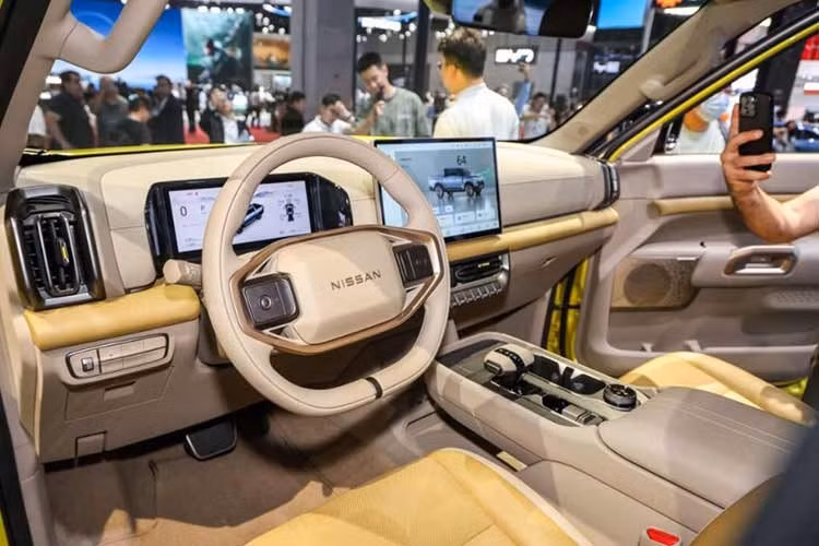 Khoang cabin của Navara Pro PHEV tiếp tục cho thấy mối liên hệ với Dongfeng Z9 khi nhiều chi tiết có cách bố trí tương đồng. Trước mặt người lái là vô-lăng hai chấu vát đáy, phía sau là bảng đồng hồ kỹ thuật số kích thước 10 inch. Màn hình trung tâm cảm ứng có kích thước 14,6 inch, đóng vai trò trung tâm điều khiển nhiều chức năng trên xe.