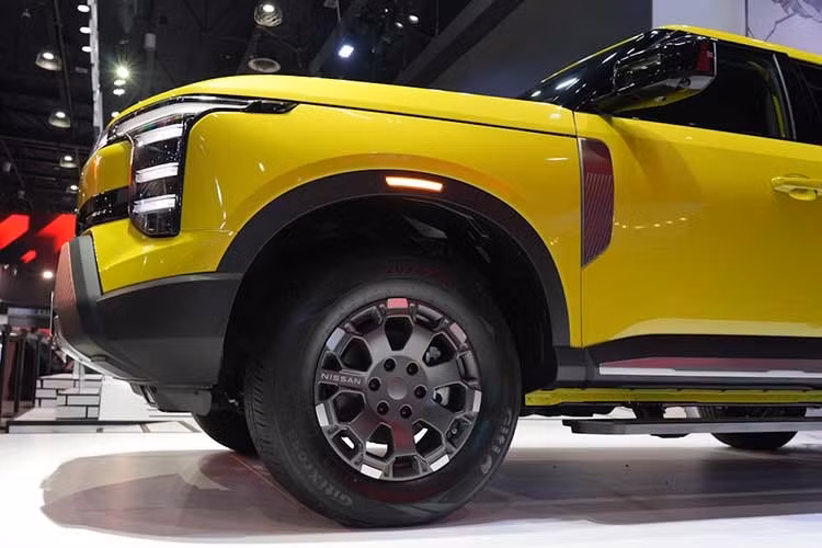 Trong khi cản sau của Navara Pro PHEV 2027 được thiết kế để thuận tiện hơn cho việc tiếp cận khu vực thùng hàng. Xe được trang bị bộ mâm hợp kim 18 inch trên các phiên bản, thiết kế theo hướng phù hợp với một mẫu bán tải địa hình. Bệ bước chân chỉnh điện cũng được trang bị, có khả năng tự động thu gọn khi xe vận hành.
