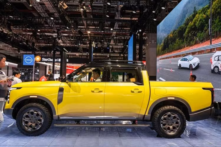 Navara Pro PHEV 2027 (hay còn gọi là Frontier Pro tại một số thị trường) được phát triển trên cùng nền tảng với Dongfeng Z9, do đó kiểu dáng tổng thể giữa hai mẫu xe có nhiều điểm tương đồng. Tuy nhiên, Nissan đã điều chỉnh một số chi tiết ngoại thất để tạo nhận diện riêng cho mẫu bán tải của mình.