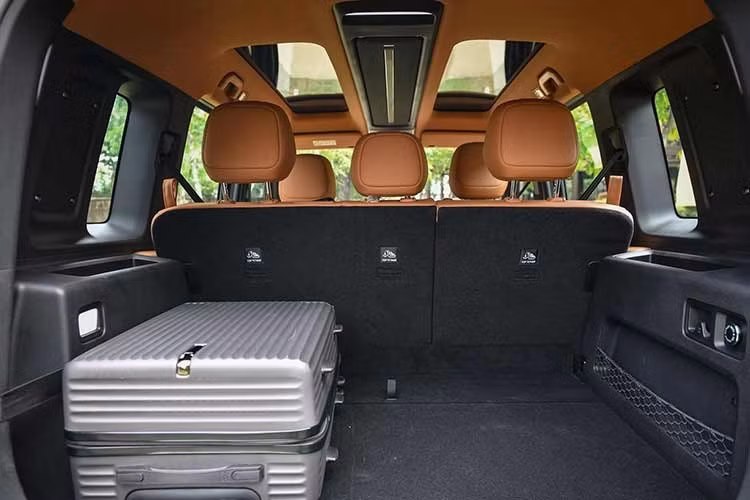 Cả hai phiên bản đều được trang bị bộ pin 34,31 kWh. Theo thông số tại thị trường Indonesia, xe có thể vận hành khoảng 200 km chỉ bằng năng lượng điện. Khi kết hợp với động cơ xăng, phạm vi hoạt động tổng cộng được công bố ở mức khoảng 1.200 km.
