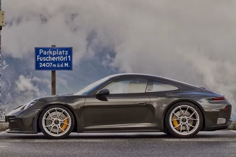 Porsche chỉ bán Bergsport tại Áo, Pháp, Ý và Thụy Sĩ. Dựa trên mẫu 911 GT3 Touring hiện tại và được tạo ra bởi bộ phận cá nhân hóa Exclusive Manufaktur của Porsche, chiếc xe này cố gắng nắm bắt tinh thần lái một chiếc xe tuyệt vời trên những cung đường đẹp và thú vị nhất thế giới.