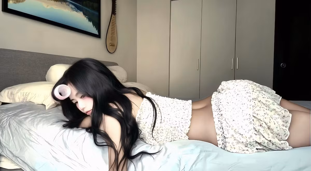 Gương mặt thanh tú với đôi mắt to tròn, sống mũi cao và làn da mịn màng là những điểm nhấn dễ nhận thấy. Lối trang điểm nhẹ nhàng, tập trung vào tông hồng tự nhiên càng làm nổi bật nét dịu dàng, nữ tính của cô.