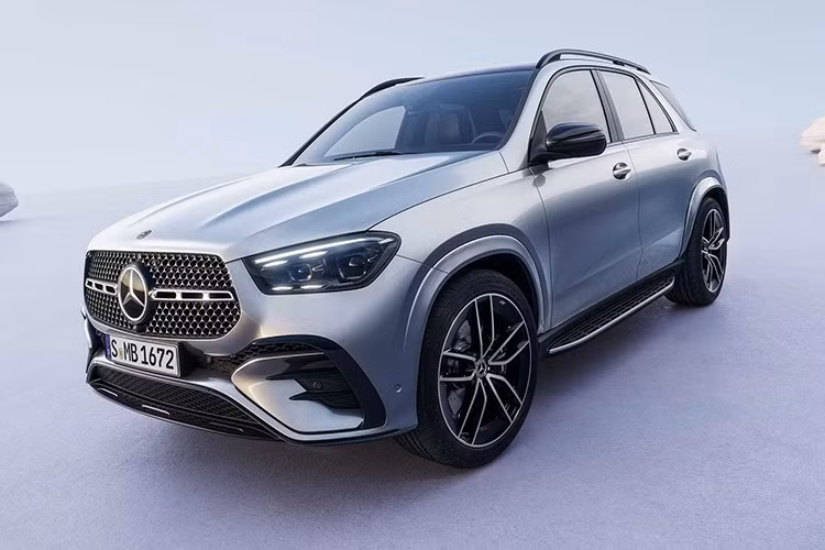 Ngoài ra, các đối thủ khác có thể kể đến như Lexus RX (3,43 - 4,94 tỷ đồng), BMW X5 giá khởi điểm 3,8 tỷ đồng, Audi Q7 giá khởi điểm 3,54 tỷ đồng. Tiiy nhiên, Mercedes-Benz GLE 400e có lợi thế về tầm hoạt động thuần điện và giá bán cạnh tranh hơn, hướng tới nhóm khách hàng muốn trải nghiệm công nghệ lai điện mà không phải chi quá nhiều so với các mẫu SUV Đức cao cấp khác.