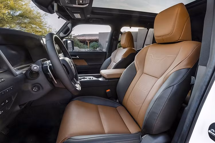 Điểm nhấn trên mẫu xe SUV địa hình hạng sang này không thể không kể đến là vô-lăng bọc da, ghế trước có sưởi và làm mát cùng hệ thống chiếu sáng nội thất và dàn âm thanh 10 loa tiêu chuẩn.