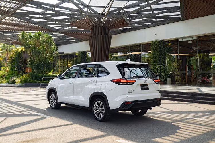 Cụ thêt, hiện Toyota Innova Cross tại Việt Nam hiện có 2 phiên bản là Xăng và Hybrid với giá bán từ 825 triệu đến 1,005 tỷ đồng. Một trong những ưu điểm lớn nhất của mẫu xe này chính là trang bị đầy đủ ngay từ bản tiêu chuẩn.