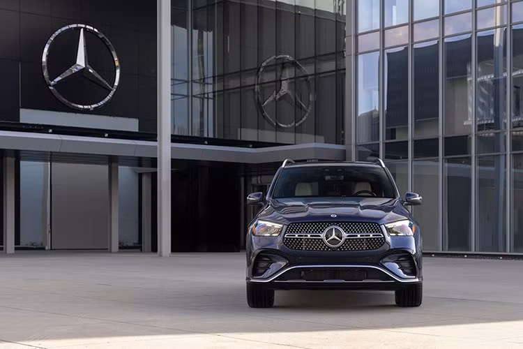 Dự kiến, việc bàn giao xe cho khách hàng sẽ diễn ra ngay trong năm 2025. Về giá bán, Mercedes-Benz GLE 400e 4MATIC được dự đoán cao hơn đôi chút so với GLE 450 trước đây (3,999 tỷ đồng), tức khoảng trên 4 tỷ đồng khi ra mắt.