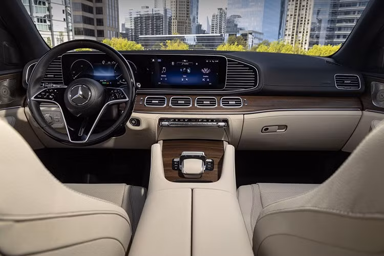 Theo Mercedes-Benz, hệ thống điện trên GLE 400e sử dụng pin lithium-ion thế hệ thứ 4, dung lượng hơn 30kWh. Đây là mức pin lớn nhất trong các dòng PHEV của Mercedes hiện nay, cho khả năng di chuyển thuần điện lên đến gần 100km.
