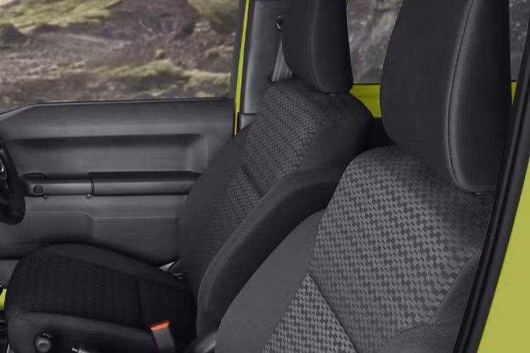 Về vận hành, Jimny 2026 không có thay đổi nào về động cơ. Phiên bản Jimny kei car tiếp tục sử dụng động cơ ba xi-lanh tăng áp 658cc, cho công suất 63 mã lực, trong khi bản Jimny Sierra sử dụng động cơ 1.5L hút khí tự nhiên, công suất 103 mã lực.