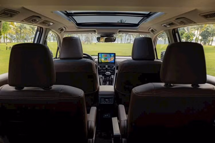 Toyota Innova Cross hiện là dòng MPV bán chạy nhất của hãng Nhật tại Việt Nam dù doanh số chênh lệch không nhiều so với mẫu xe nhỏ hơn, giá thấp hơn là Veloz. Trong phân khúc, Innova Cross đang là mẫu xe bán chạy nhất, gấp 5 lần đối thủ Hyundai Custin.