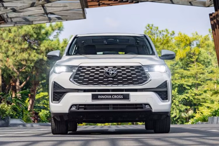 Cụ thể, ngay từ bản tiêu chuẩn, Toyota Innova Cross đã sở hữu đèn pha LED tự động bật/tắt với chế độ chờ dẫn đường, đèn hậu LED kết hợp, đèn sương mù LED phía trước, gương chiếu hậu gập điện tự động/chỉnh điện/tích hợp đèn báo rẽ...