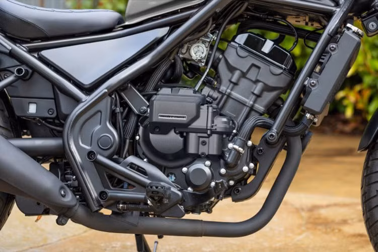 Sức mạnh trên mẫu xe Honda Rebel 300 2026 được truyền tới bánh sau thông qua hộp số sáu cấp và hệ thống truyền động bằng xích, kết hợp cùng bộ ly hợp điện tử mới của Honda.