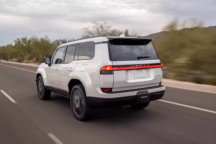 Theo một số nguồn tin, nhiều khả năng mức giá mới của mẫu xe SUV Lexus GX 2026 phản ánh chi phí gia tăng liên quan đến thuế nhập khẩu, bởi Lexus GX được lắp ráp tại nhà máy Tahara (Nhật Bản).