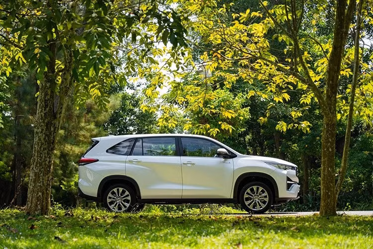 Hiện chưa rõ phiên bản mới của Toyota Innova Cross sẽ bị cắt những trang bị nào. Chỉ biết rằng, xe sẽ tiếp tục được nhập khẩu nguyên chiếc từ Indonesia và dùng động cơ xăng 4 xi-lanh, dung tích 2.0L cùng hộp số tự động vô cấp CVT. Động cơ này tạo ra công suất tối đa 172 mã lực và mô-men xoắn cực đại 205 Nm.