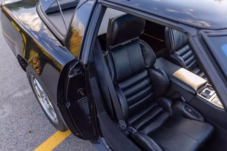 Người bán đã mua chiếc Chevrolet Corvette ZR1 1991 này vào tháng 5/2021 và hiện đang rao bán trên khuôn khổ một phiên đấu giá trực tuyến đang diễn ra.