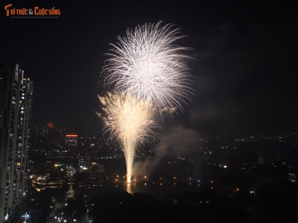 Sau mỗi quả pháo hoa rực rỡ, người dân lại trầm trồ vỗ tay tán thưởng.