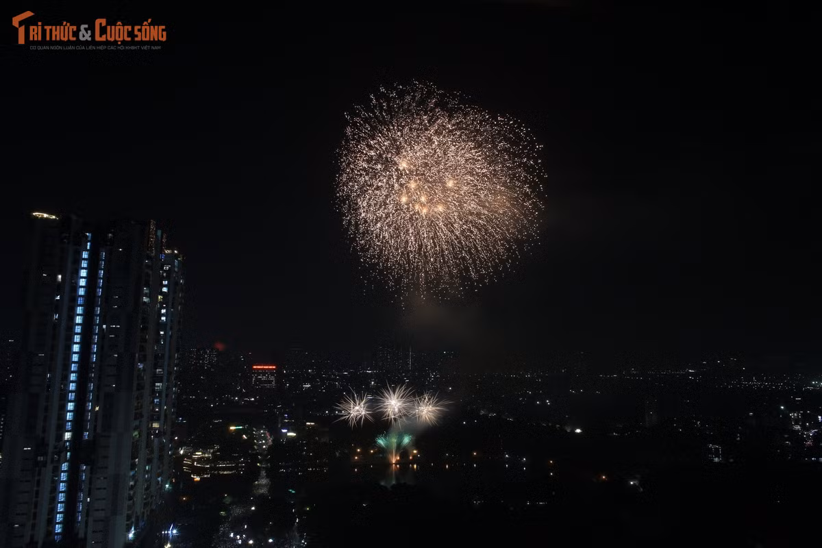 Đông đảo người dân khu vực Hà Đông và lân cận đã được chiêm ngưỡng màn pháo hoa rực rỡ.
