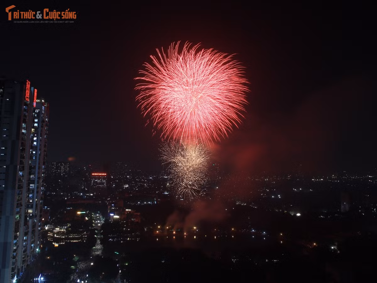Tối 10/10, đông đảo người dân hướng về khu vực hồ Văn Quán, phường Hà Đông, để theo dõi màn bắn pháo hoa chào mừng 72 năm Ngày Giải phóng Thủ đô (10/10/1954 – 10/10/2026).