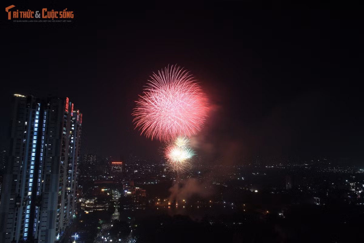 Đúng 21h, những loạt pháo hoa đầu tiên được bắn lên bầu trời, mở đầu chương trình trình diễn kéo dài 15 phút. Những chùm pháo nhiều màu sắc tạo nên các hình ảnh ánh sáng nổi bật giữa không gian đêm, mang đến điểm nhấn cho khu vực hồ Văn Quán trong dịp kỷ niệm ngày lễ của Thủ đô.