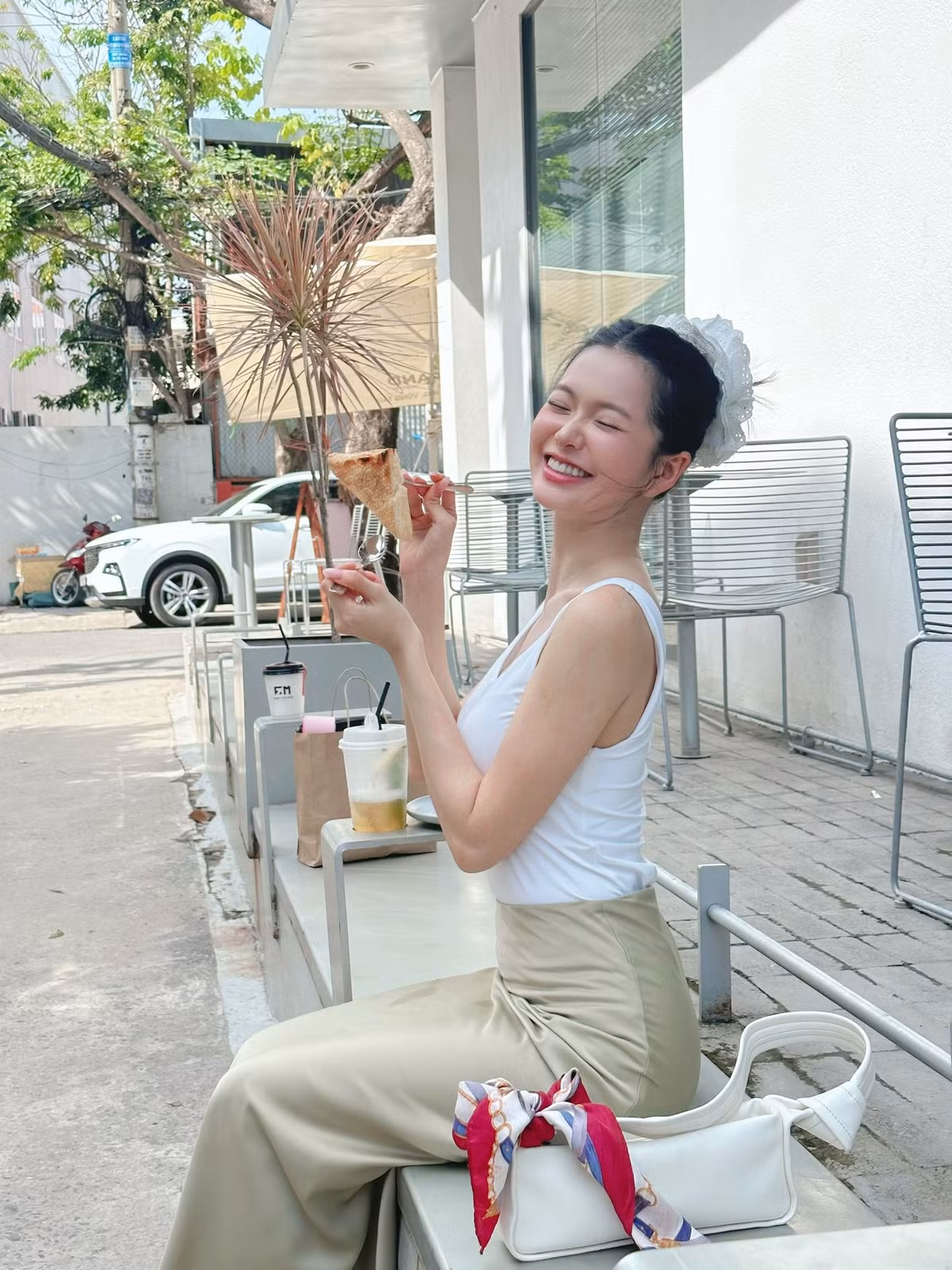 Theo chia sẻ, Yên Đan thực hiện phẫu thuật hàm móm từ năm 2017 và ngày càng xinh đẹp.